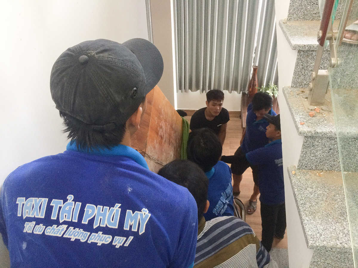 Giúp đỡ khách hàng khiêng đồ nặng