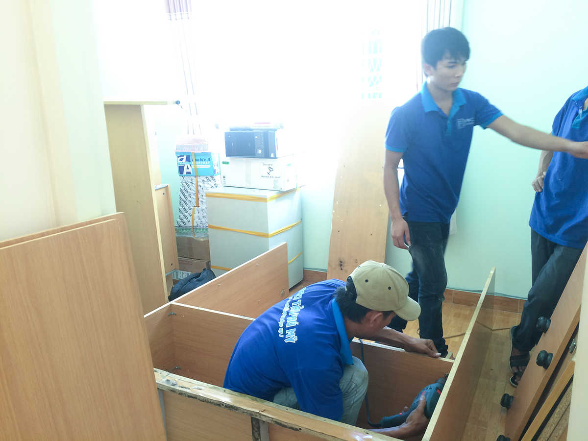 Nhân viên Phú Mỹ Express hỗ trợ khách hàng tháo lắp giường tủ