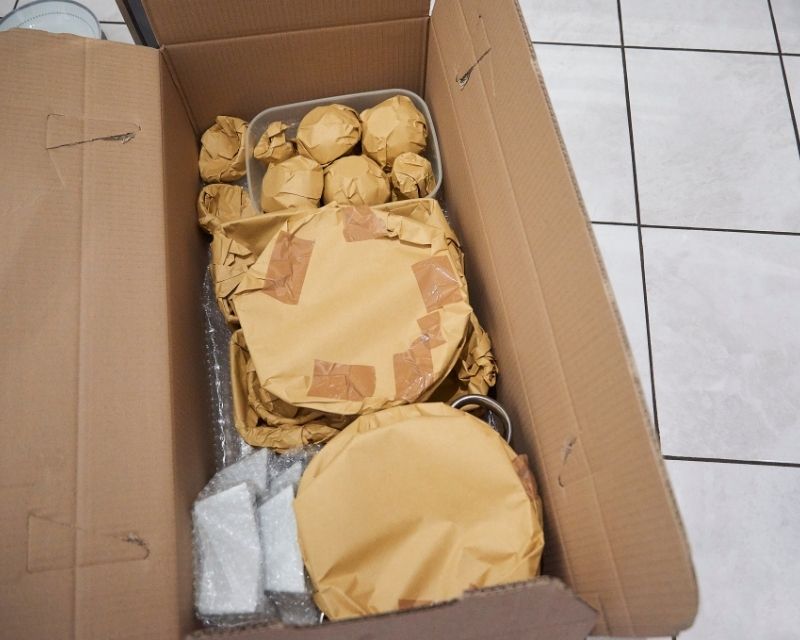 Đóng gói chén đĩa cẩn thận khi chuyển nhà